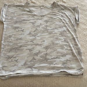 Gap camo tshirt Large